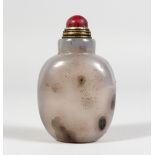 A VERY GOOD CHINESE AGATE SNUFF BOTTLE.