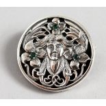 AN ART NOUVEAU DESIGN SILVER EMERALD SET BROOCH.