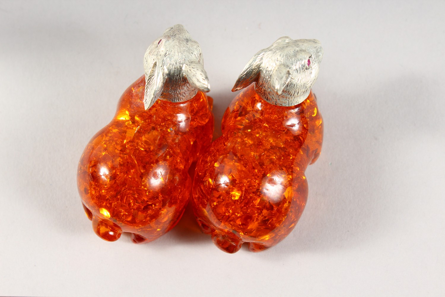 A PAIR OF NOVELTY AMBER AND .800 RABBITS. - Image 3 of 6