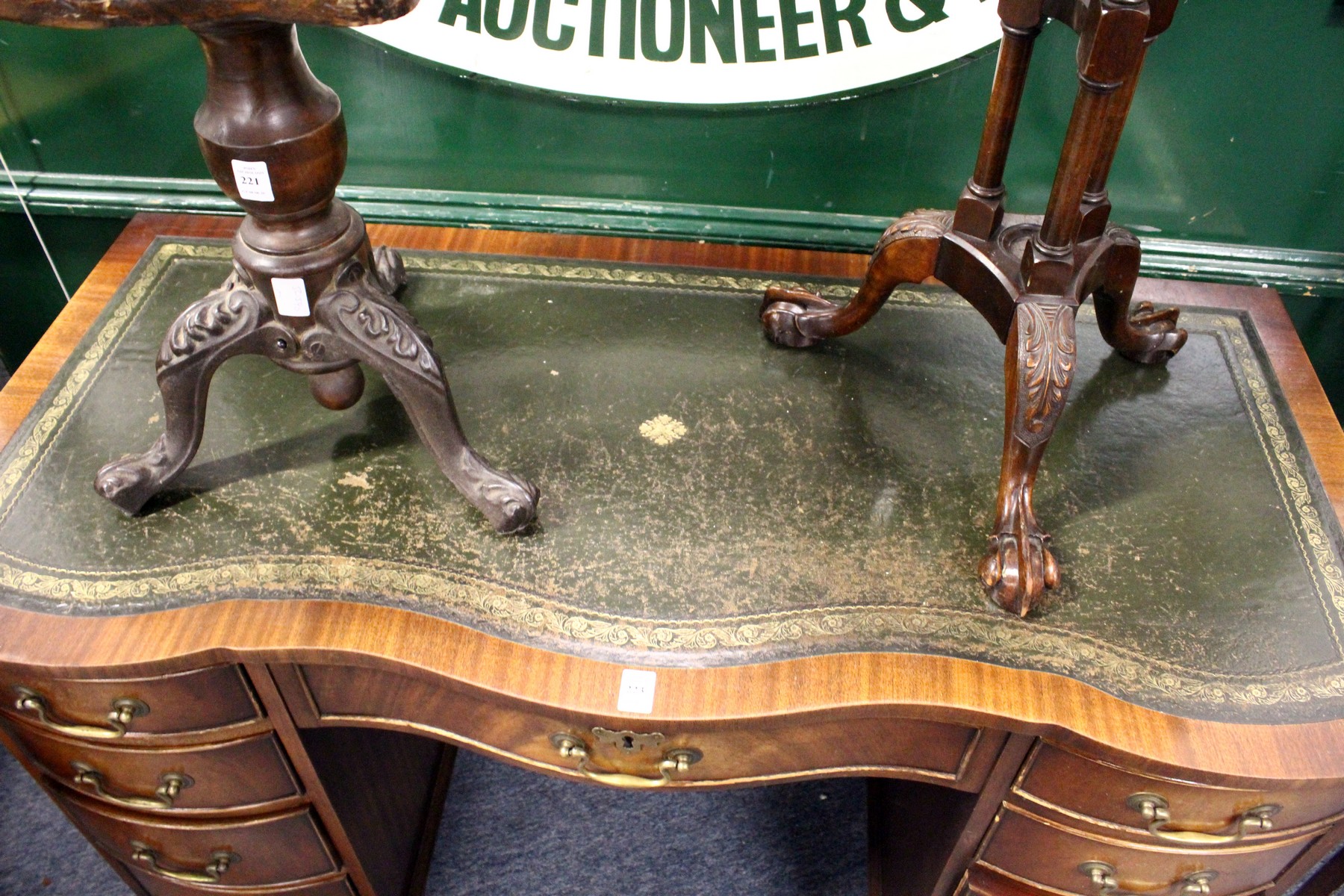 A mahogany pedestal desk - Image 2 of 2