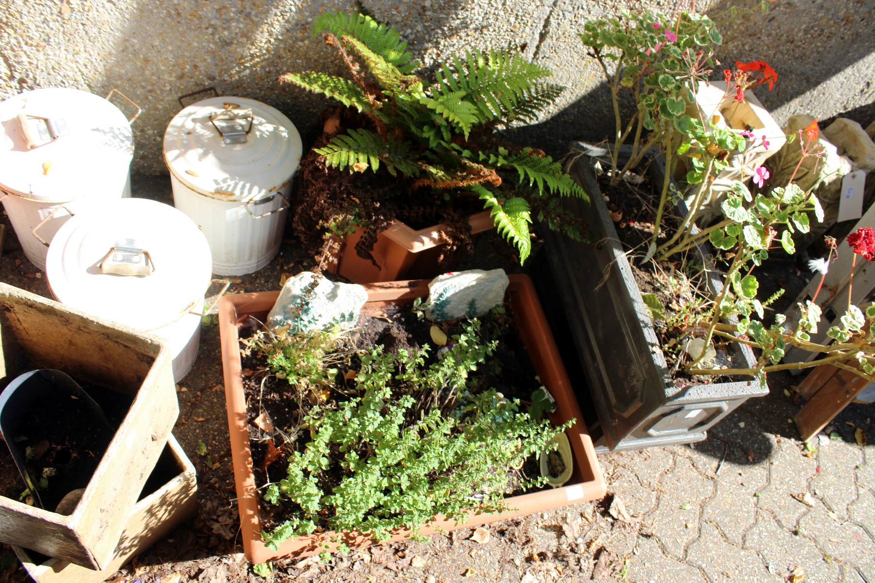 A quantity of garden planters, plants, bird table etc, etc - Image 2 of 4