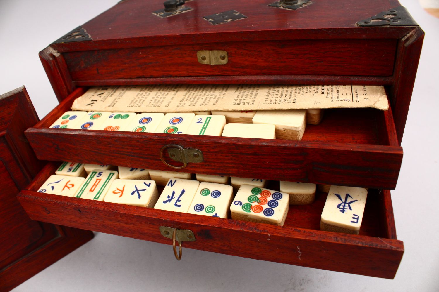 A GOOD CHINESE WOODEN BOXED MAHJONG GAMES SET, with carved symbols to the front and with 5 drawers - Image 2 of 3