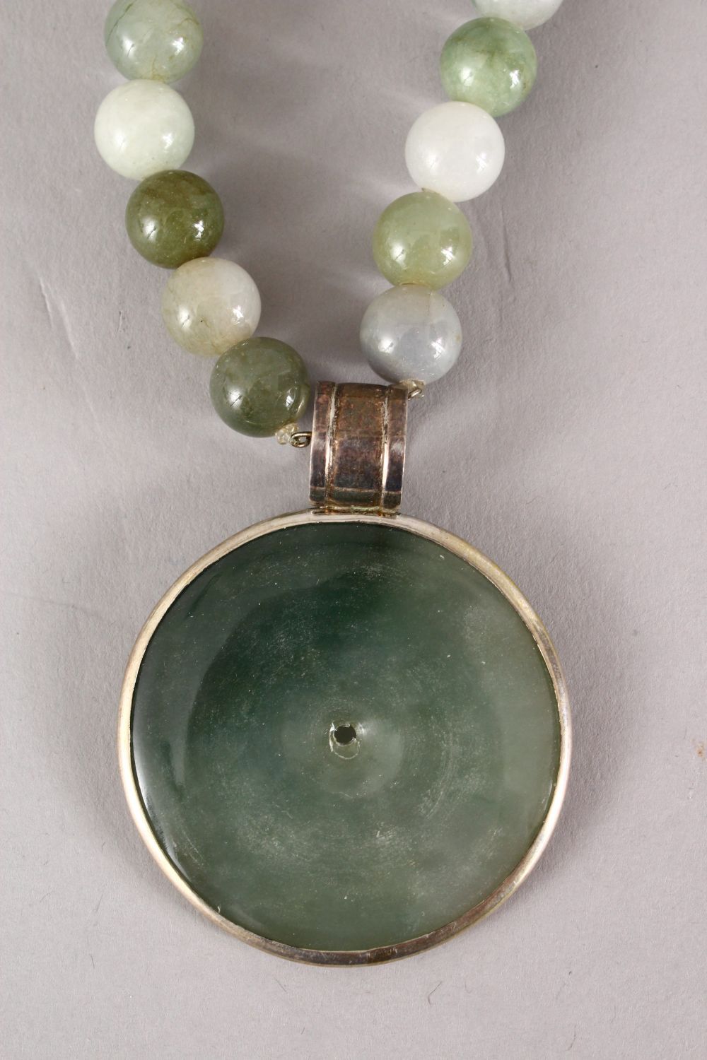 A GOOD CHINESE CARVED JADE / HARD STONE BEAD NECKLACE AND PENDANT, Approx 76cm. - Image 2 of 3