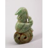 A CHINESE CARVED JADE KNIFE HANDLE OF A PHOENIX BIRD, 6CM.
