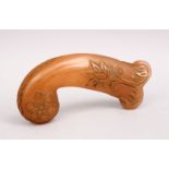 A GOOD INDIAN MUGHAL / ISLAMIC CARVED JADE / QUARTZ DAGGER HANDLE, the handle with foliage