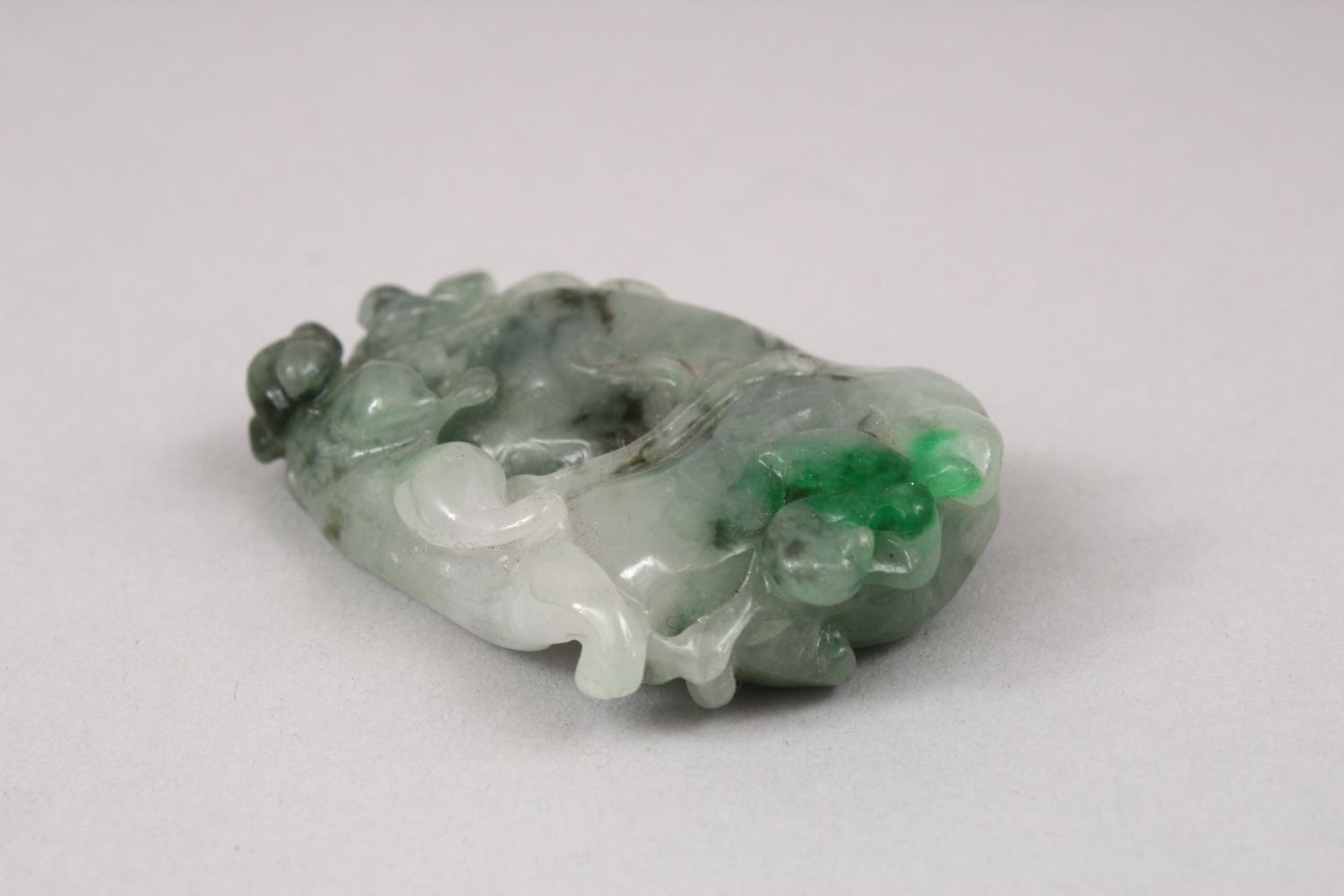 A CHINESE CARVED JADE / JADEITE PENDANT OF A MONEY AND GOURD, 5.5CM. - Image 3 of 3