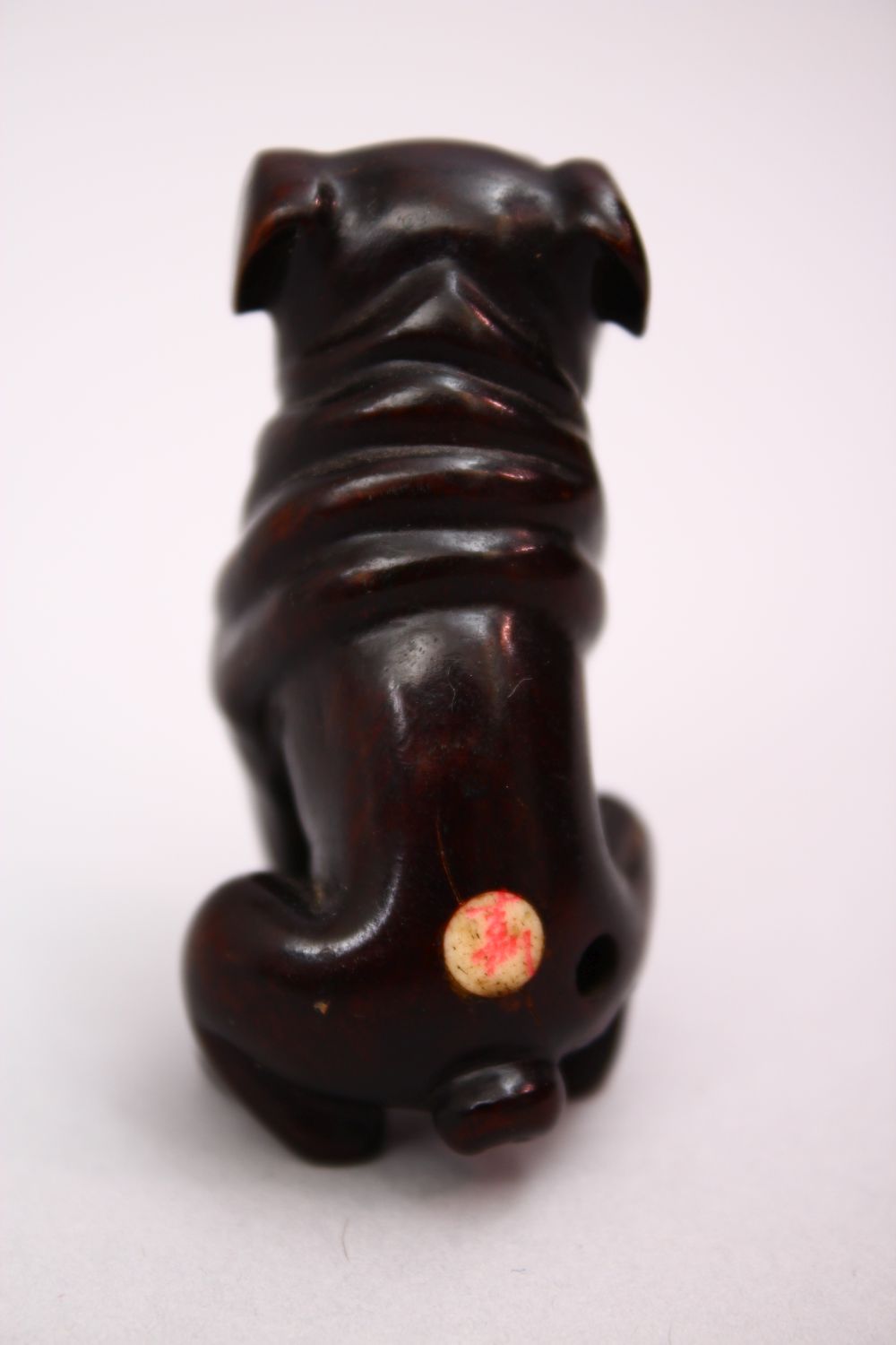 A JAPANESE MEIJI STYLE CARVED WOODEN NETSUKE OF A DOG, Signed, 5cm. - Image 4 of 4