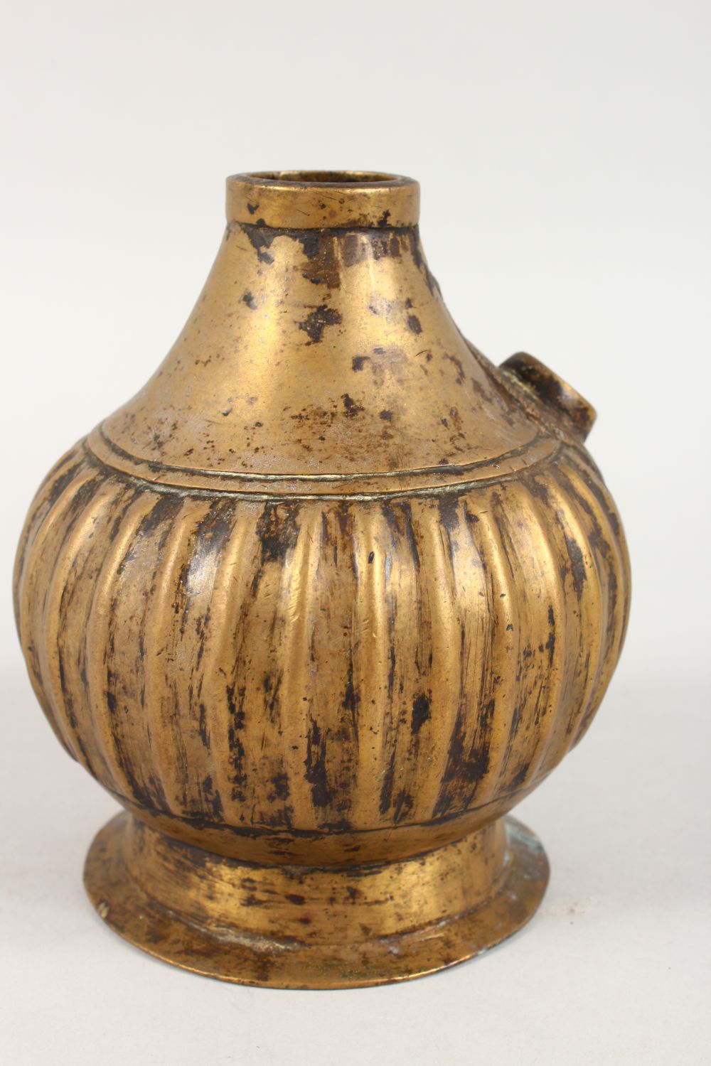 A 19TH CENTURY MUGHAL BRASS HUQQA BASE. - Image 3 of 7