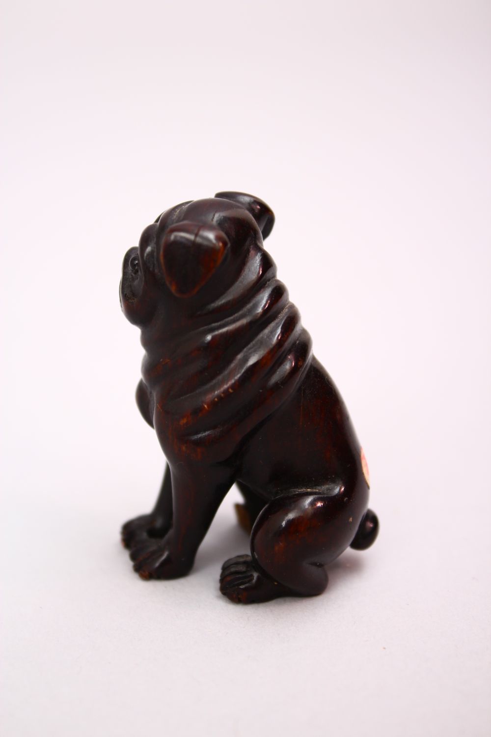 A JAPANESE MEIJI STYLE CARVED WOODEN NETSUKE OF A DOG, Signed, 5cm. - Image 3 of 4