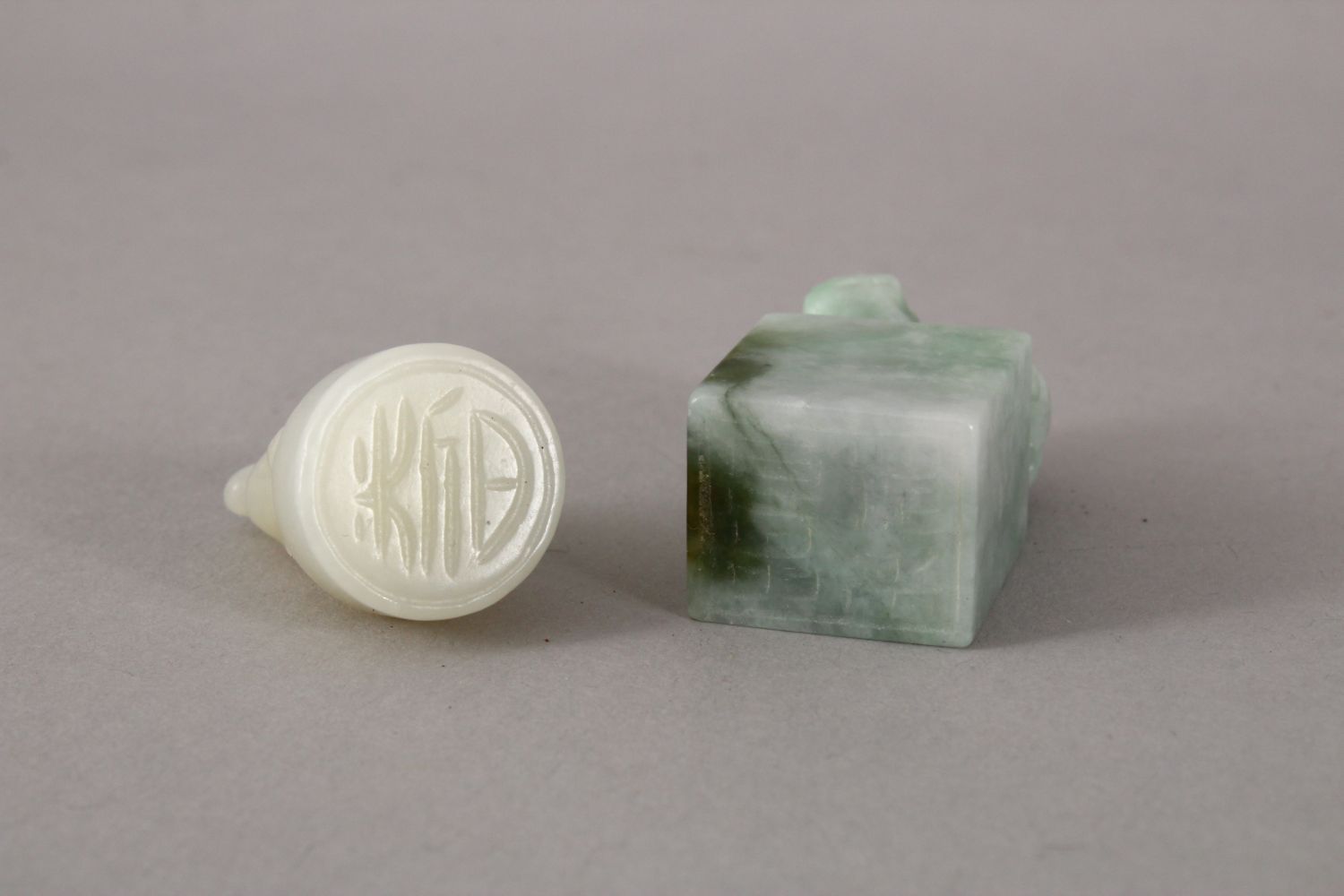 TWO 19TH / 20TH CENTURY CHINESE CARVED JADE / JADEITE SEALS, one white jade depicting a kylin, the - Image 3 of 3