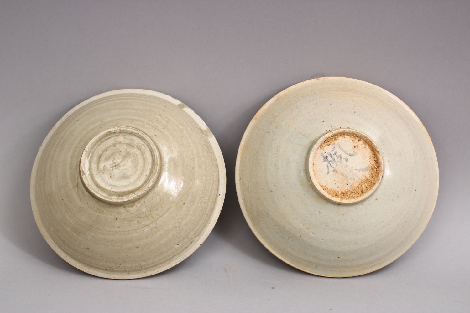 A GOOD PAIR OF EARLY CHINESE POTTERY BOWLS, 15 cm - Image 2 of 3
