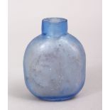 A GOOD 19TH / 20TH CENTURY CHINESE BLUE PEKING GLASS SNUFF BOTTLE, 5.4cm