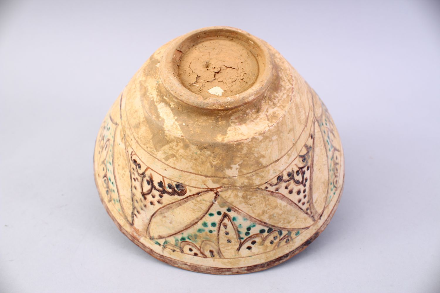 A GOOD PERSIAN NISHAPUR THREE COLOUR POTTERY DISH, 20cm diamter. - Image 9 of 9