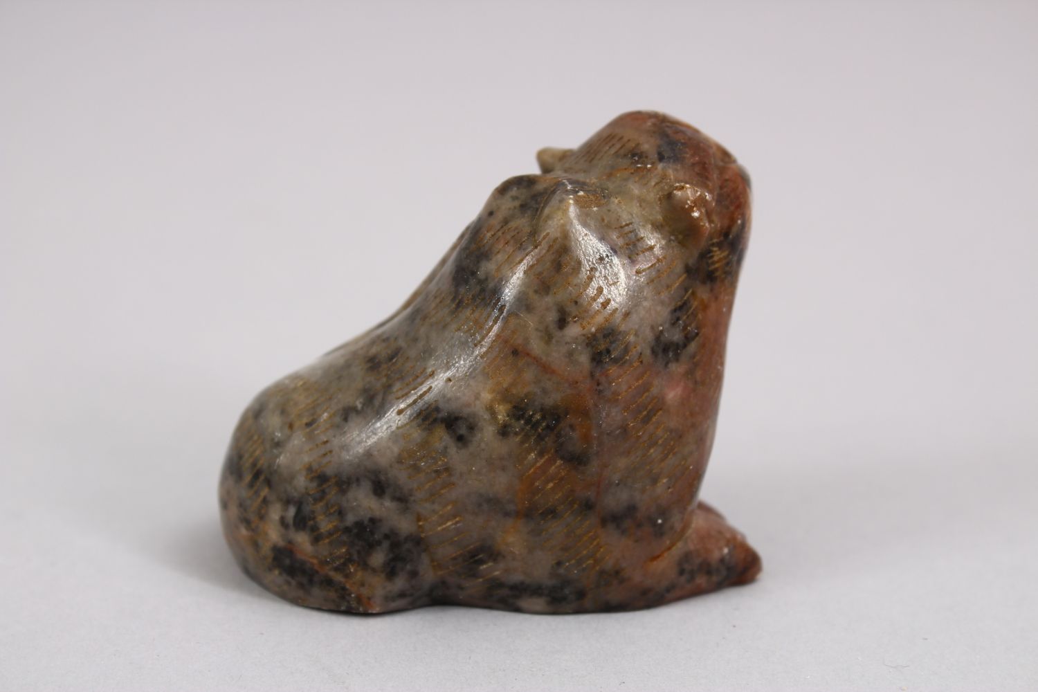 A CHINESE CARVED SOAPSTONE FIGURE OF A MYTHICAL CAT, 7cm long - Image 3 of 3