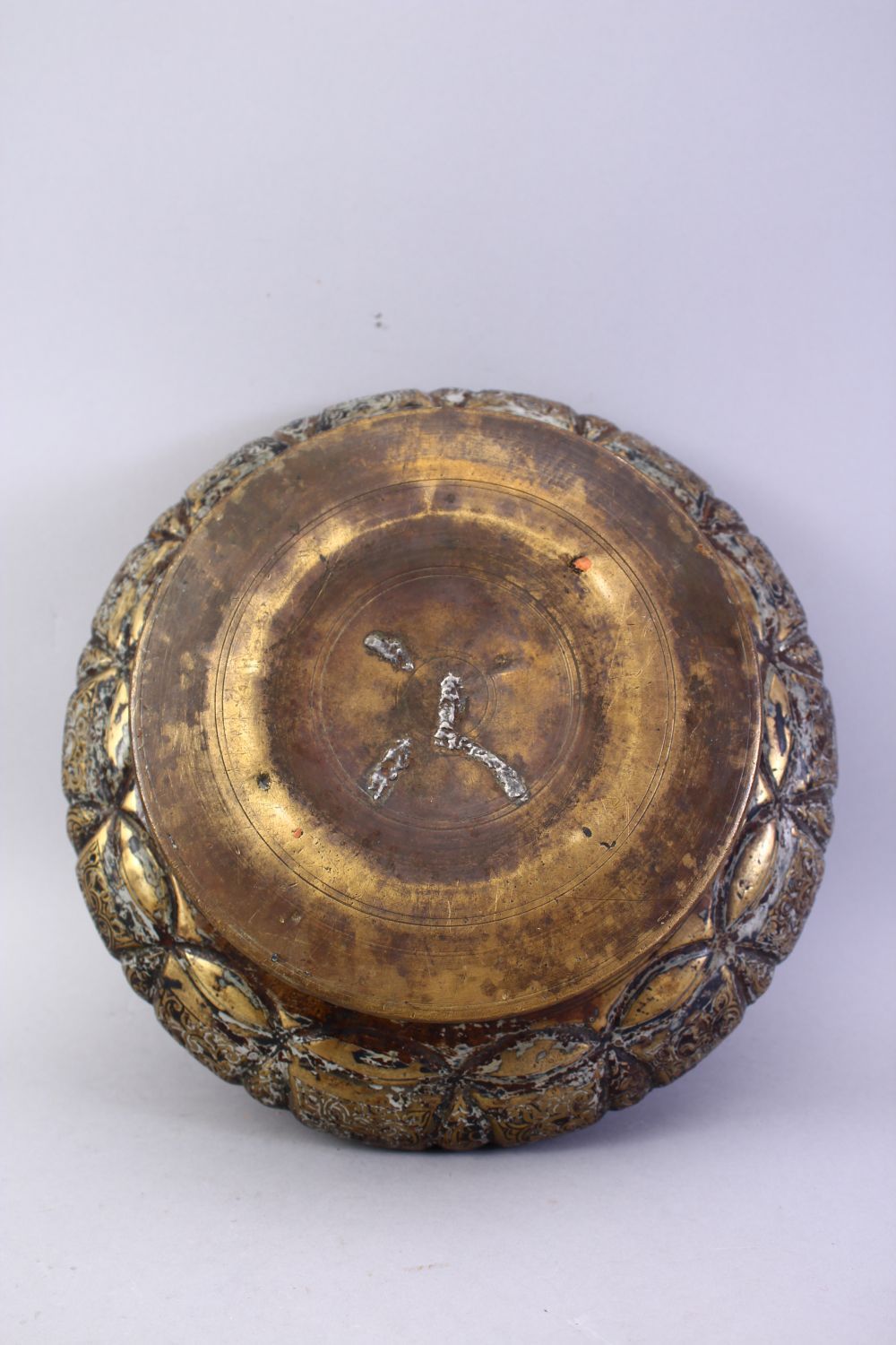 A GOOD 19TH CENTURY IDONESIAN SUMATRA CAST BRASS BOWL, convex sides with panels of foliage - Image 6 of 6