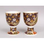 A PAIR OF 20TH CENTURY JAPANESE IMARI DECORATED STEM CUPS, decorated with typical imari design,