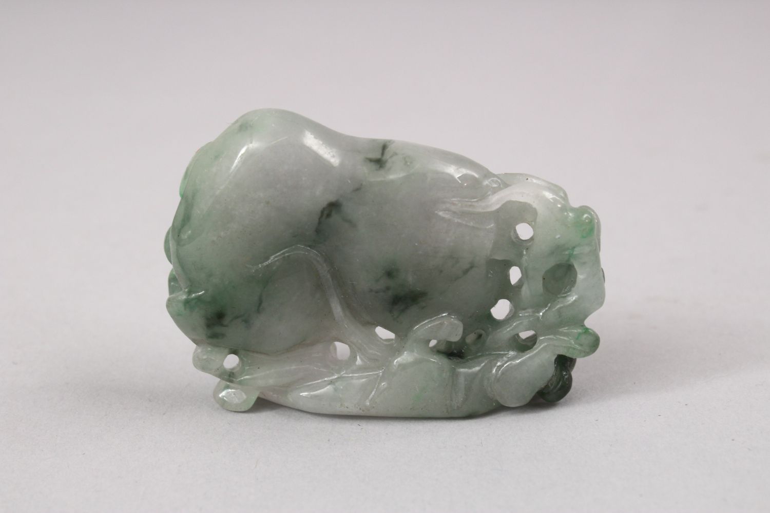 A CHINESE CARVED JADE / JADEITE PENDANT OF A MONEY AND GOURD, 5.5CM. - Image 2 of 3