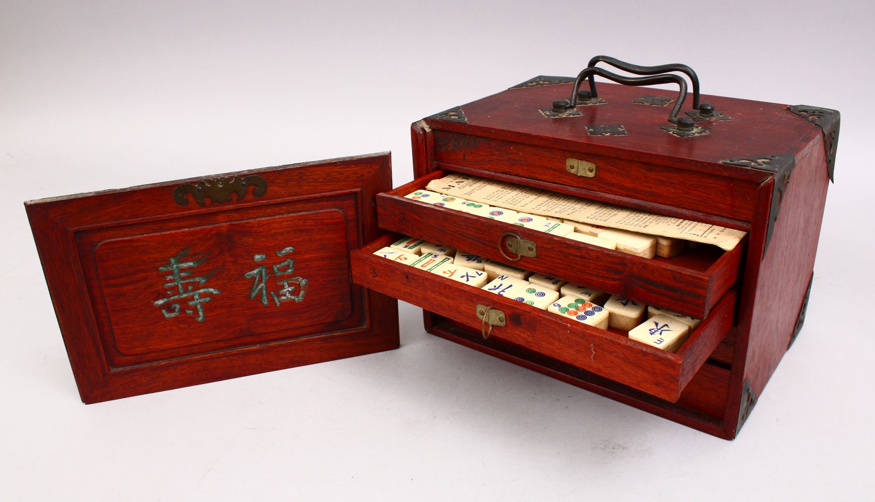 A GOOD CHINESE WOODEN BOXED MAHJONG GAMES SET, with carved symbols to the front and with 5 drawers