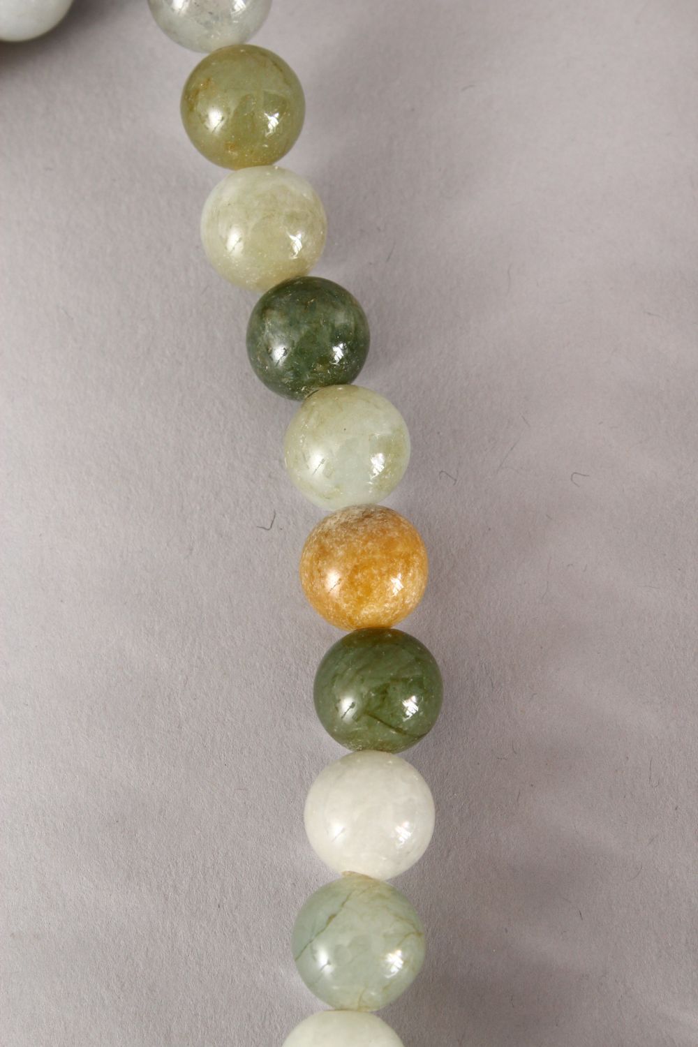 A GOOD CHINESE CARVED JADE / HARD STONE BEAD NECKLACE AND PENDANT, Approx 76cm. - Image 3 of 3
