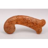 A GOOD INDIAN MUGHAL / ISLAMIC CARVED JADE / QUARTZ DAGGER HANDLE, with carved floral motifs, 13cm.