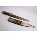AN UNUSUAL NORTH AFRICAN NIELLO INLAID SILVER MOUNTED SIGNED DAGGER, 32cm