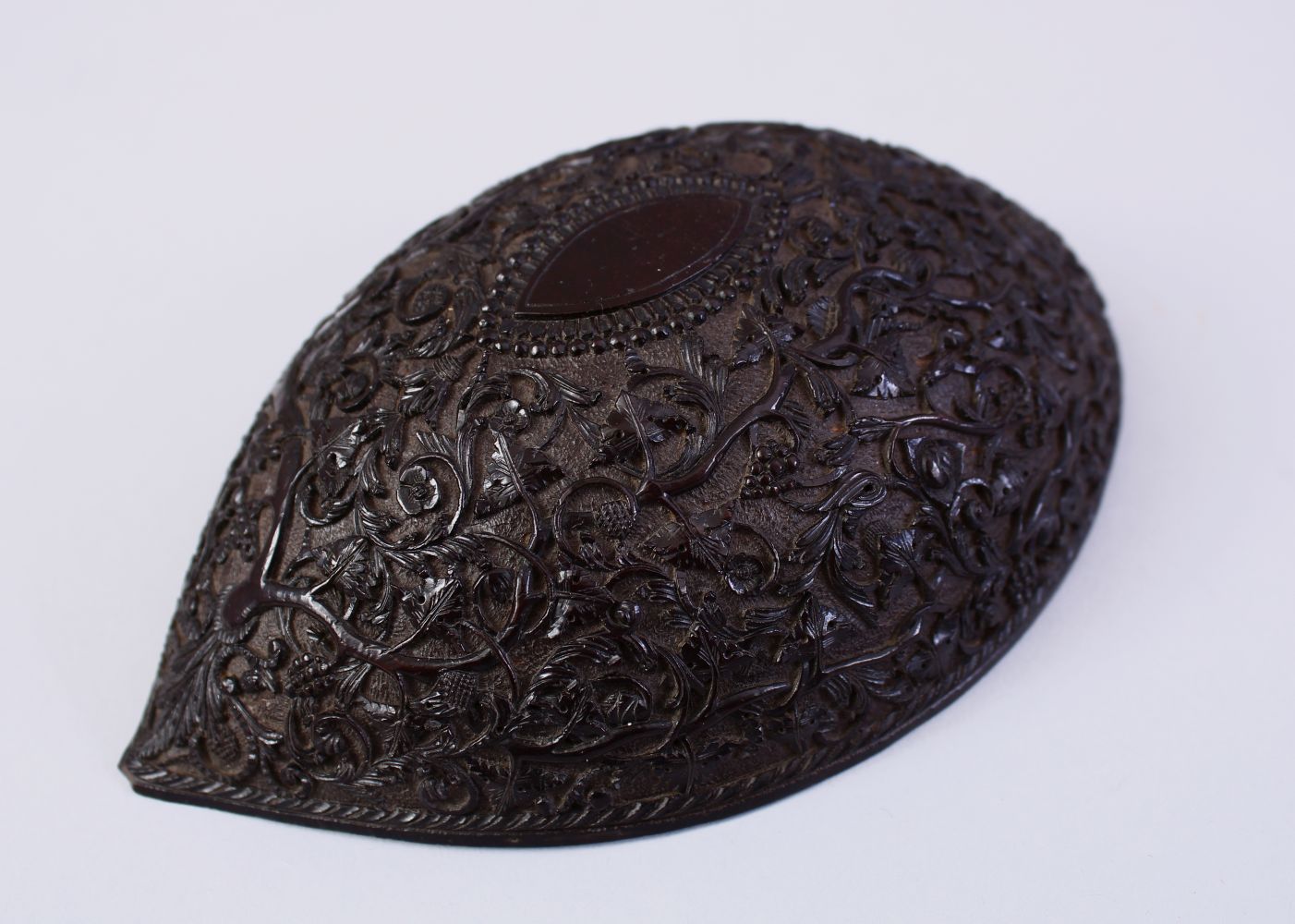 A FINE 18TH CENTURY CEYLONESE DUTCH COLONIAL COCONUT CUP, with finely carved foliate decoration,