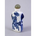 A GOOD CHINESE 19TH / 20TH CENTURY BLUE & WHITE PORCELAIN SNUFF BOTTLE, painted to depict figures