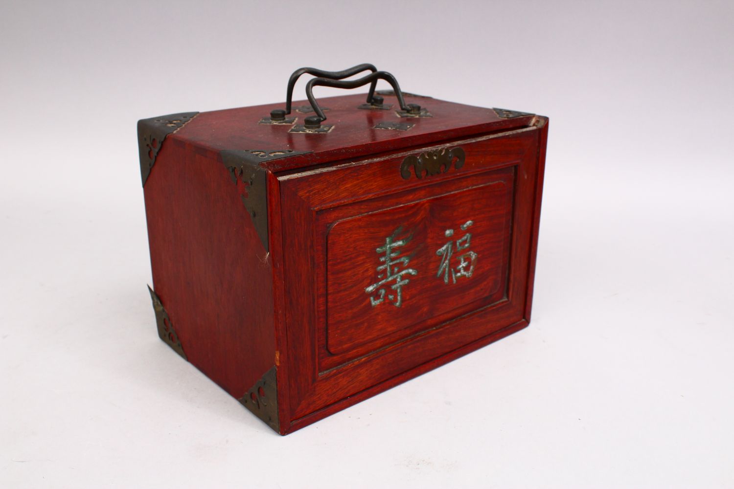A GOOD CHINESE WOODEN BOXED MAHJONG GAMES SET, with carved symbols to the front and with 5 drawers - Image 3 of 3