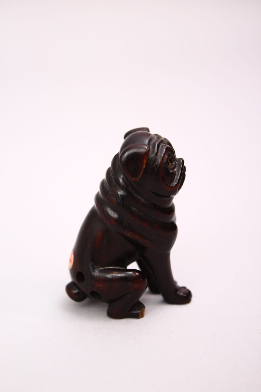 A JAPANESE MEIJI STYLE CARVED WOODEN NETSUKE OF A DOG, Signed, 5cm. - Image 2 of 4