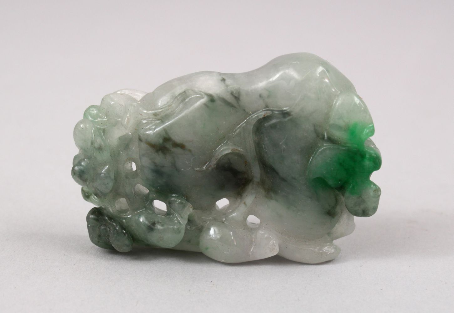 A CHINESE CARVED JADE / JADEITE PENDANT OF A MONEY AND GOURD, 5.5CM.