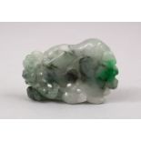 A CHINESE CARVED JADE / JADEITE PENDANT OF A MONEY AND GOURD, 5.5CM.