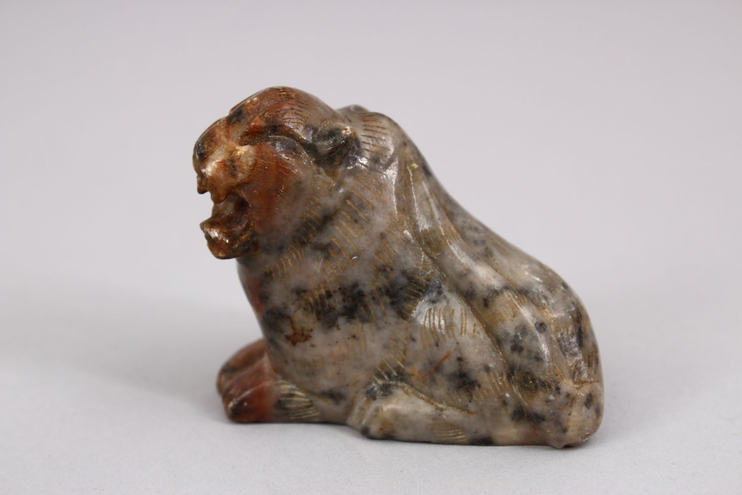 A CHINESE CARVED SOAPSTONE FIGURE OF A MYTHICAL CAT, 7cm long - Image 2 of 3