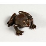 A JAPANESE MINIATURE BRONZE FROG. 1.5ins long.