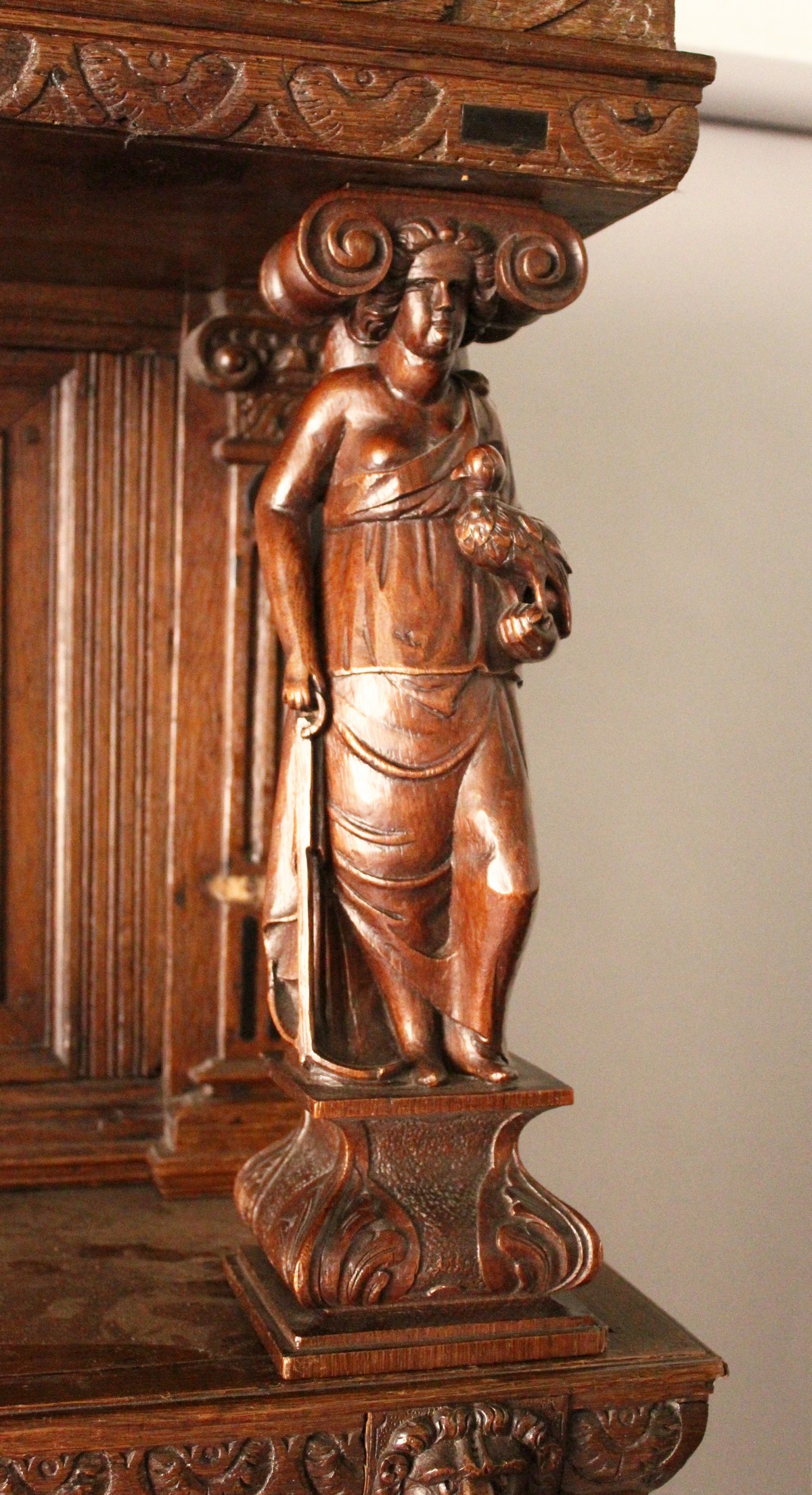 A GOOD 17TH CENTURY FLEMISH OAK CUPBOARD, with carved cornice and frieze, carved with a vase and - Image 7 of 16