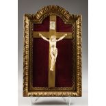 A SUPERB QUALITY EARLY 19TH CENTURY ITALIAN CARVED IVORY CORPUS CHRISTI in an arched gilt frame with