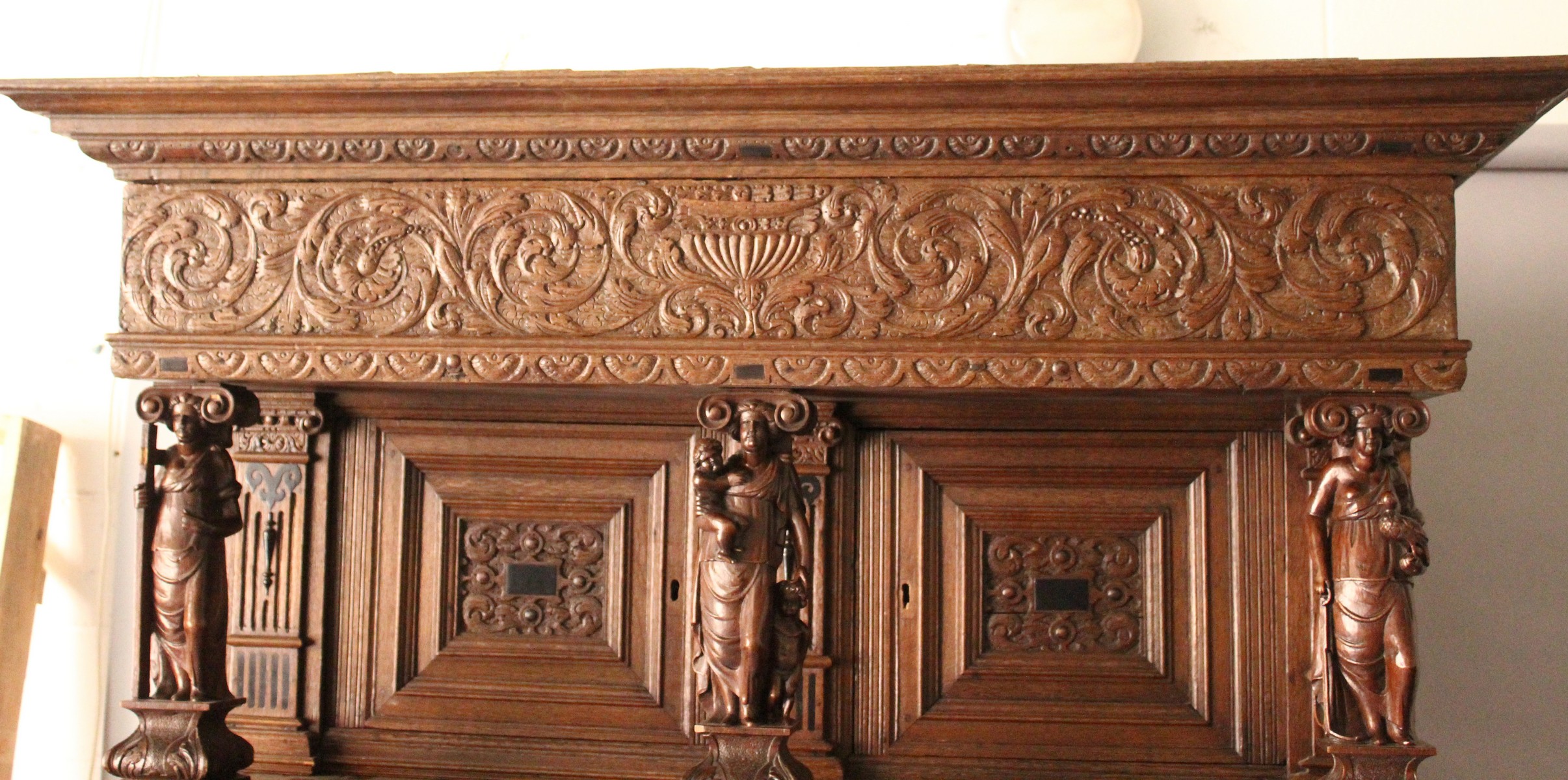 A GOOD 17TH CENTURY FLEMISH OAK CUPBOARD, with carved cornice and frieze, carved with a vase and - Image 2 of 16