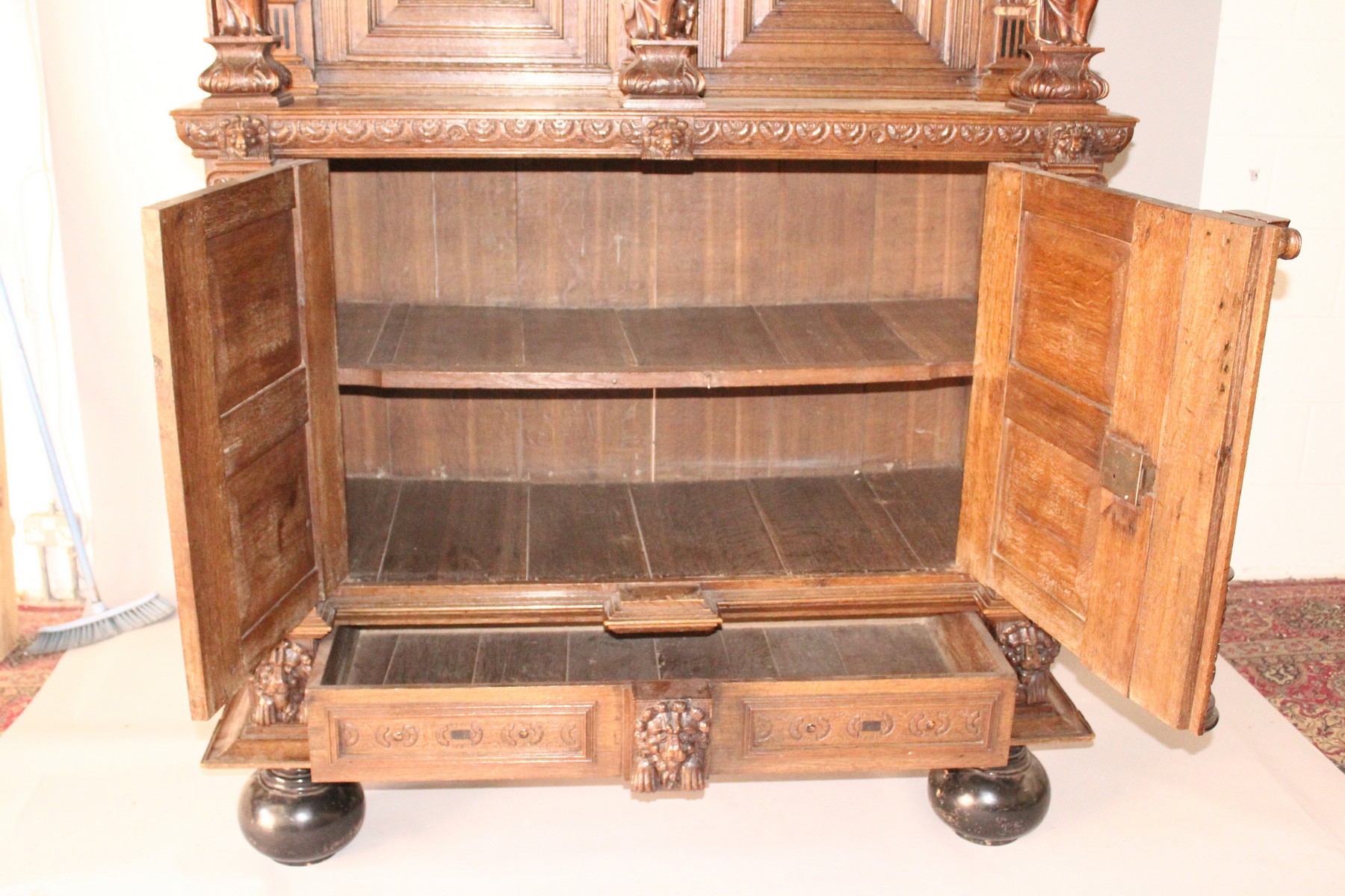 A GOOD 17TH CENTURY FLEMISH OAK CUPBOARD, with carved cornice and frieze, carved with a vase and - Image 11 of 16