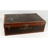 AN OLD LOUIS VIUTTON SUITCASE, with removable inner tray (handle detached). 28ins x 17.5ins x 8.