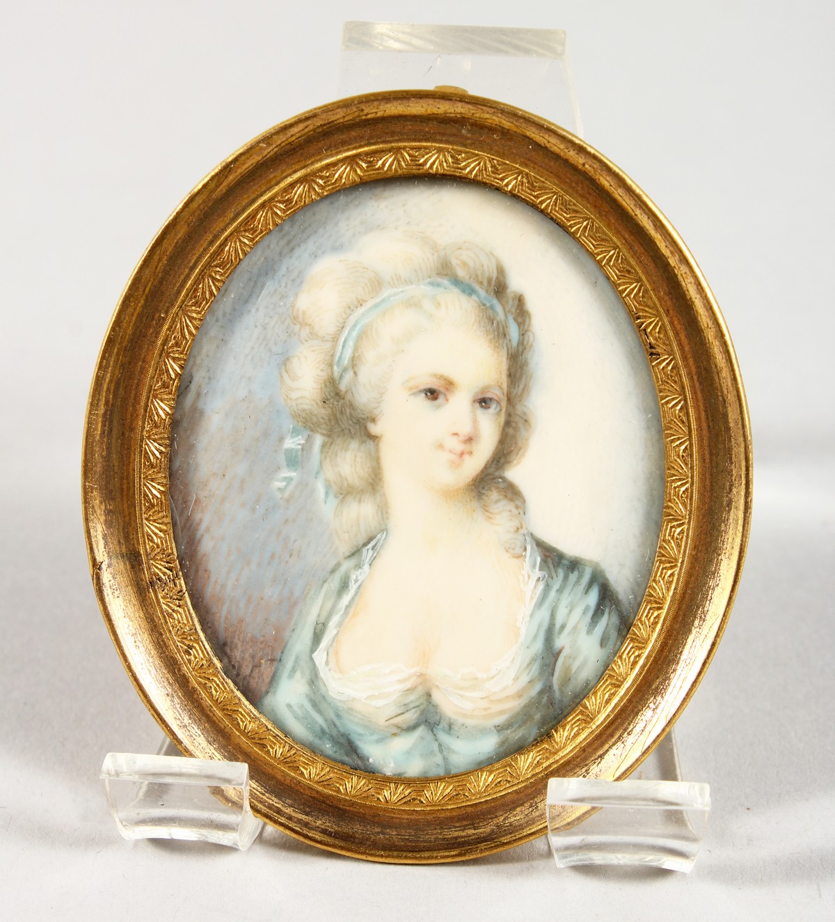 EARLY 19TH CENTURY FRENCH SCHOOL. Portrait miniature of a young lady, head and shoulders. 2ins x 1.