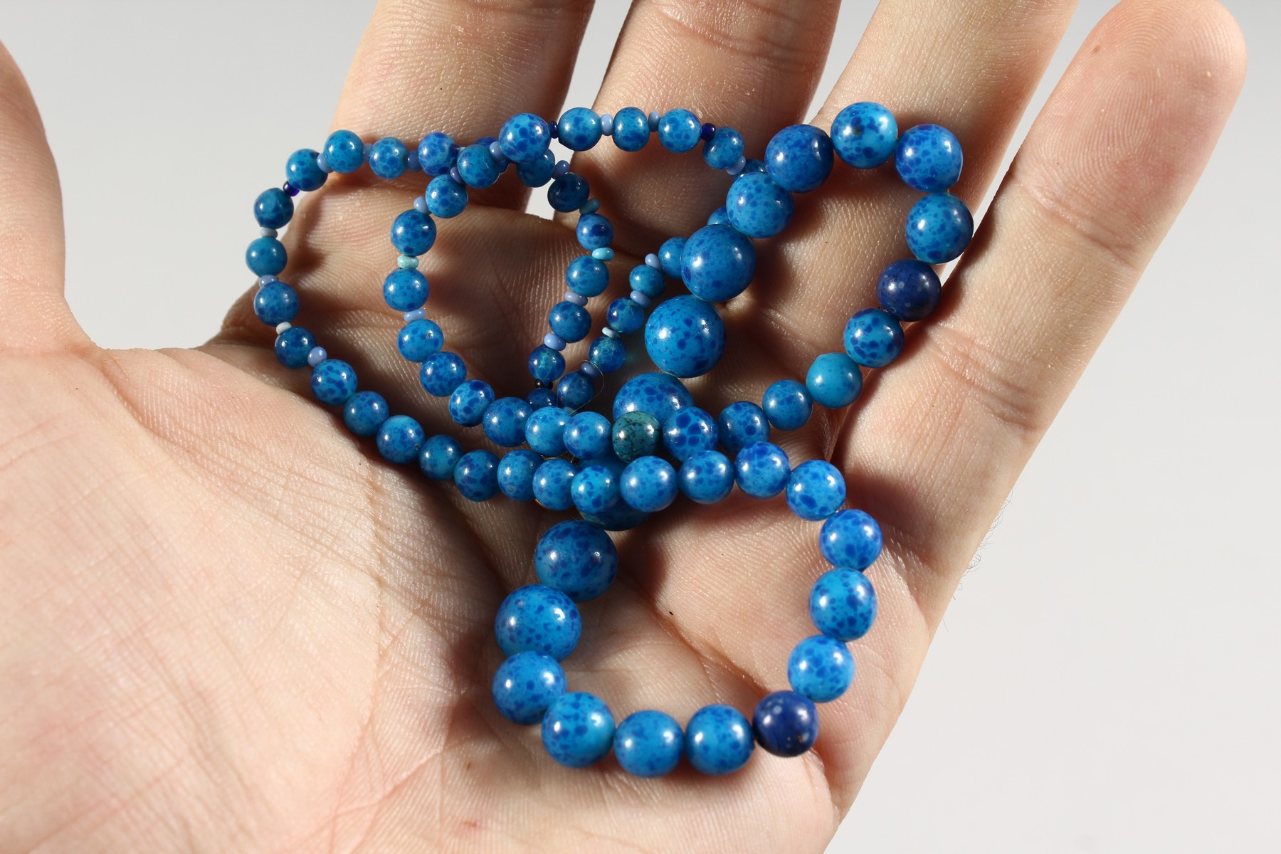 A LAPIS NECKLACE with gold fastener. - Image 3 of 3