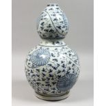 A CHINESE BLUE AND WHITE DECORATED DOUBLE GOURD PORCELAIN VASE. 15ins high.