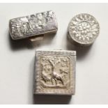 THREE SMALL CHINESE SILVER SNUFF BOXES.