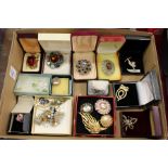 A good collection of decorative bijouterie brooches.