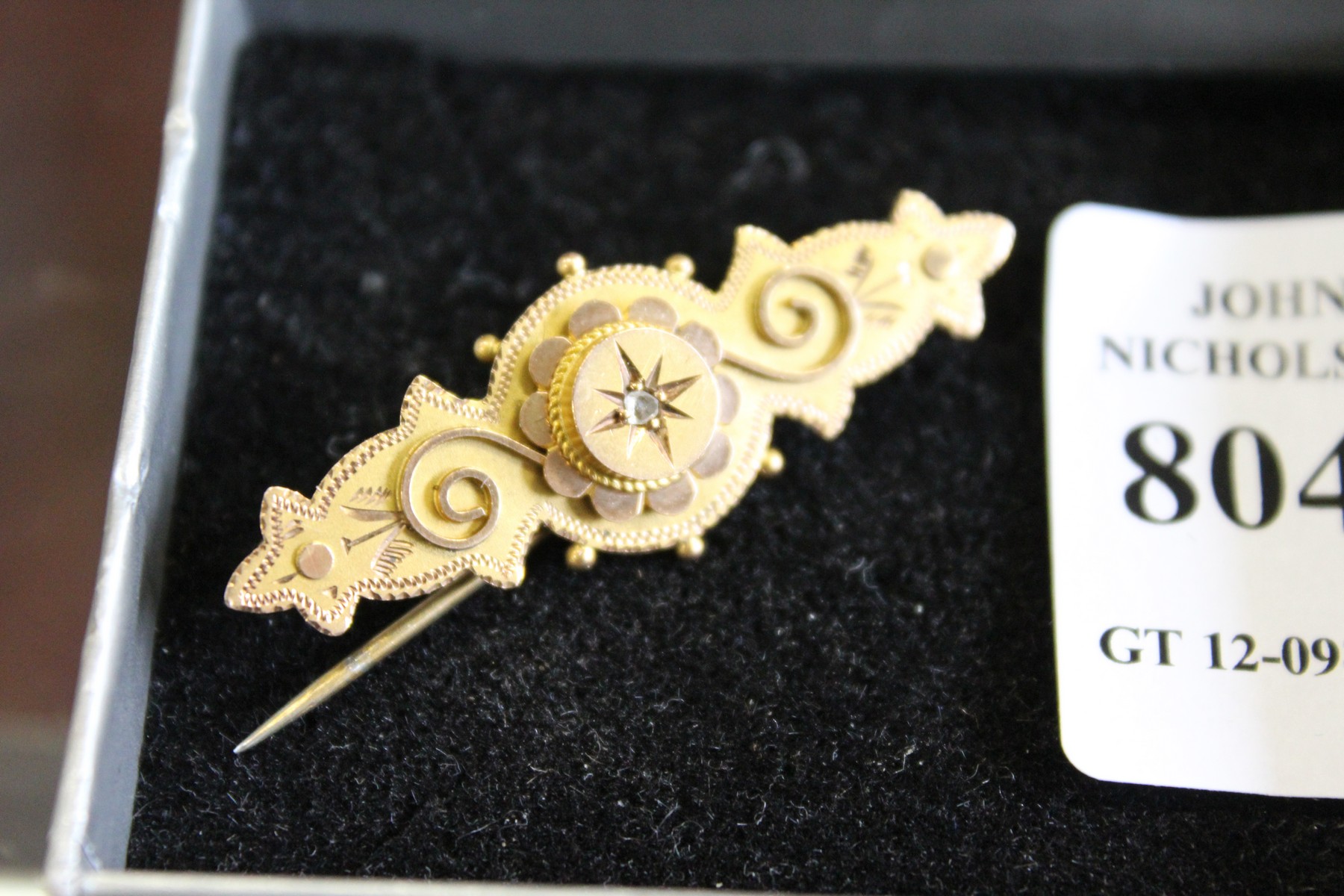 A 9ct gold brooch.