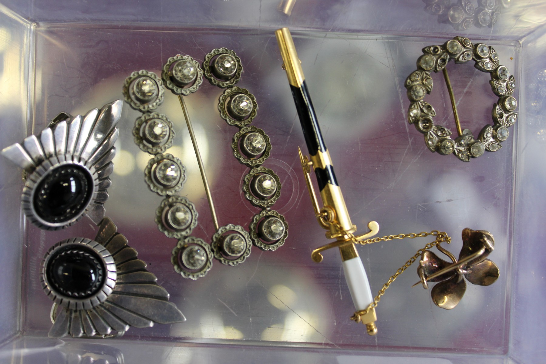 Decorative jewellery to include brooches, ear clips and a tie pin.