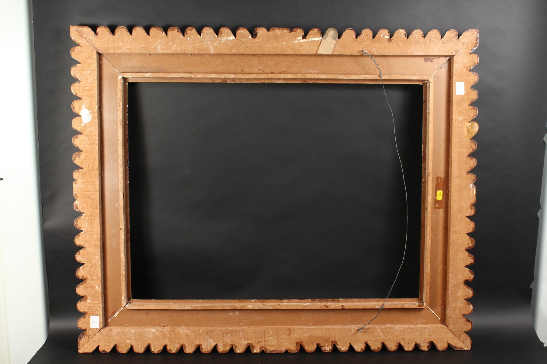 An Early 20th Century Carved Wood Frame with a Heavy Knulled Edge. 30" x 22.5" - 76.25cm x 57cm. ( - Image 3 of 3