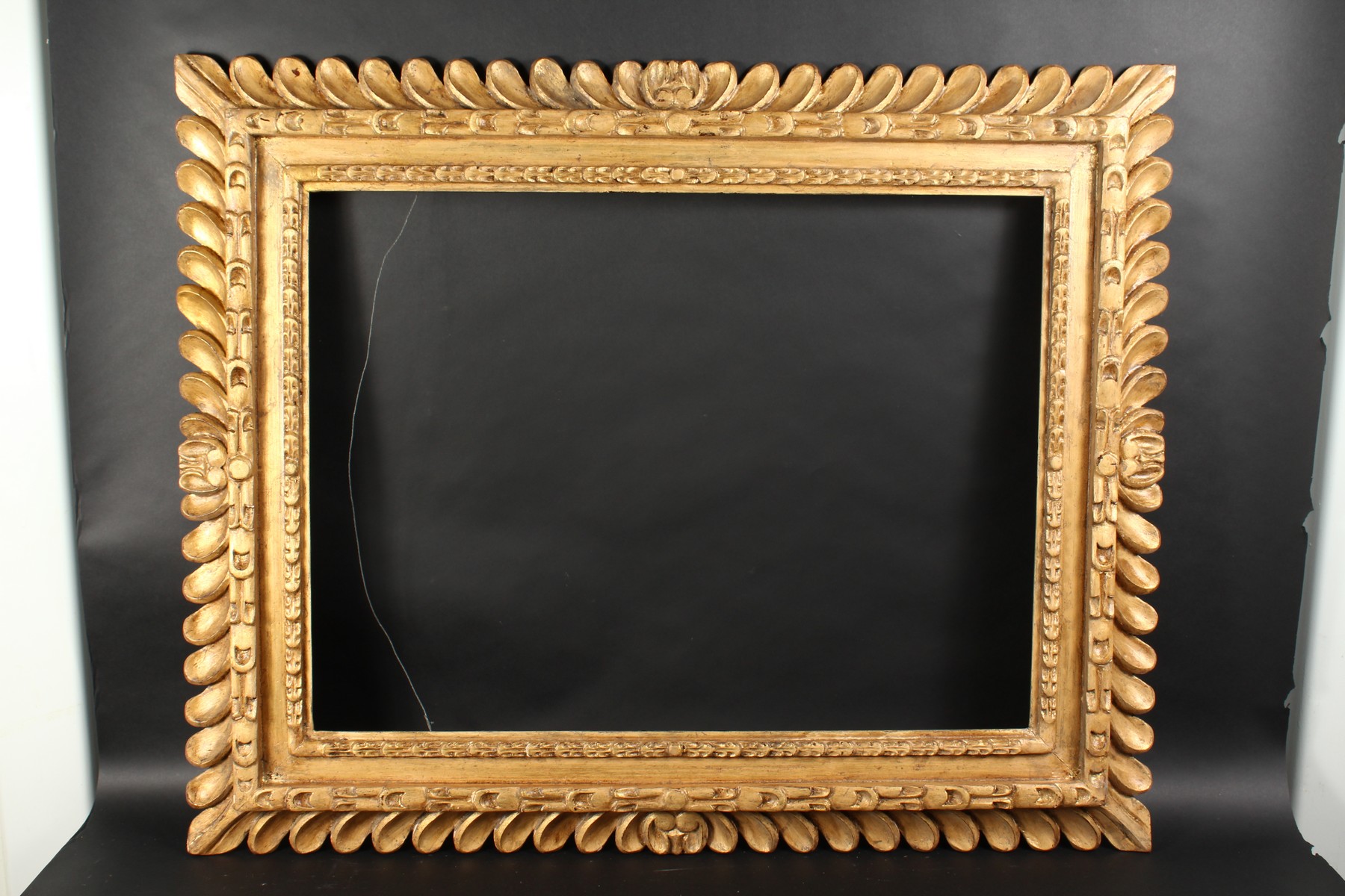 An Early 20th Century Carved Wood Frame with a Heavy Knulled Edge. 30" x 22.5" - 76.25cm x 57cm. ( - Image 2 of 3