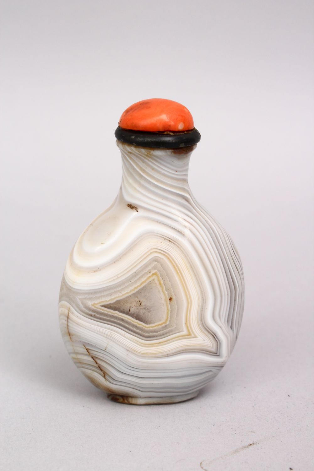 A FINE 19TH / 20TH CENTURY CHINESE CARVED AGATE SNUFF BOTTLE, with a coral stopper, 8cm. - Image 2 of 2