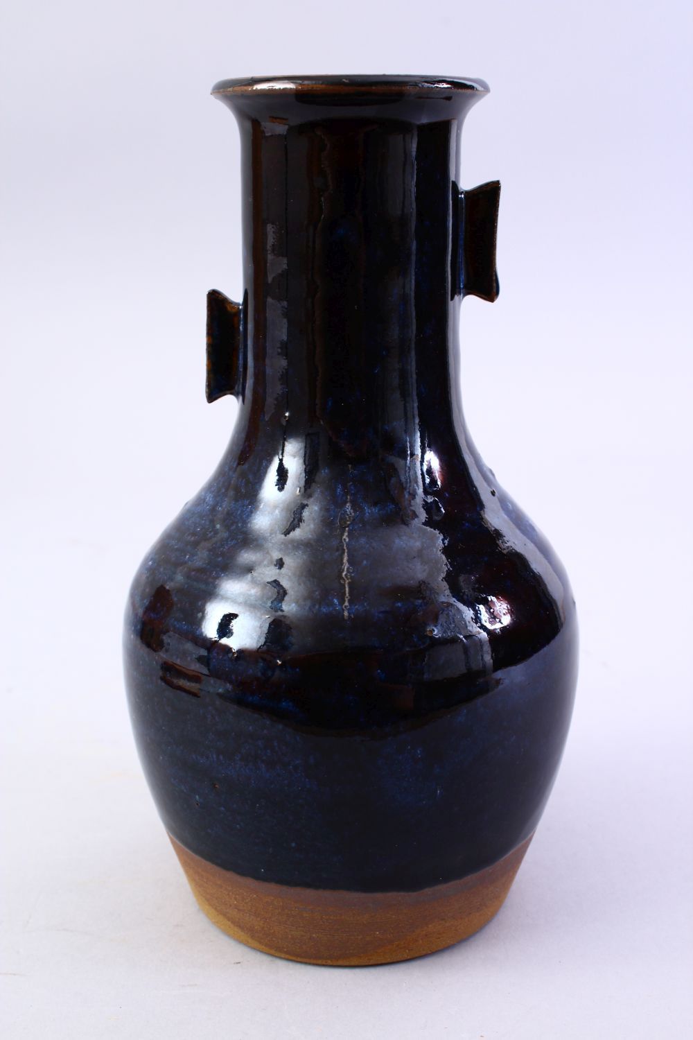 A GOOD JAPANESE 20TH CENTURY STUDIO POTTERY VASE BY KANZAN SHINKAI, KYOTO, the vase with a blue & - Image 4 of 10