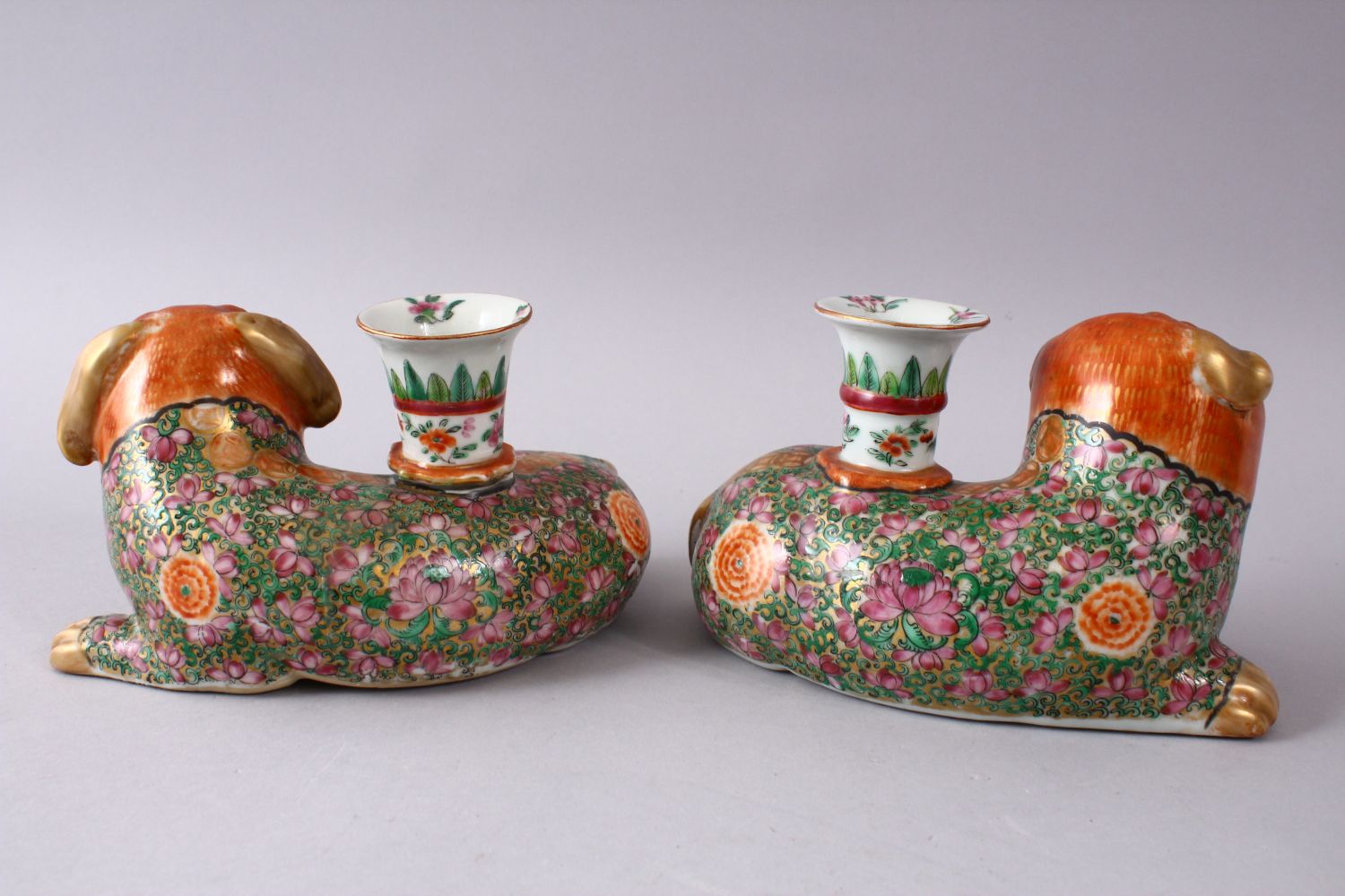 A GOOD PAIR OF 18TH / EARLY 19TH CENTURY CORAL & FAMILLE ROSE PORCELAIN CANDLESTICKS IN THE FORM - Image 5 of 7